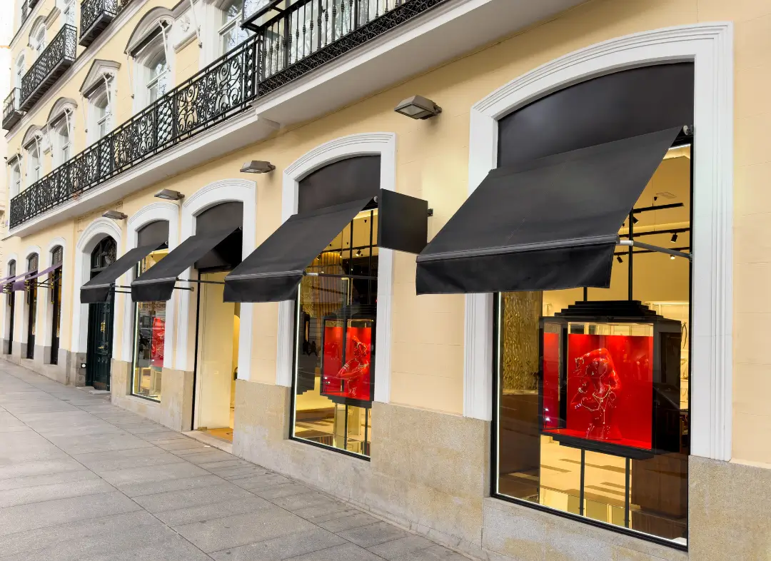 Façade vitrine de magasin en aluminium sur mesure à Le Grau-du-Roi